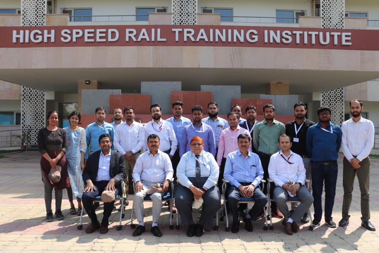 NHSRCL દ્વારા વડોદરા સ્થિત હાઈ-સ્પીડ રેલ તાલીમ સંસ્થામાં જુનિયર મેનેજર્સના વધુ એક બેચનું સ્વાગત કરવામાં આવ્યું. તેમને ટીમ બિલ્ડિંગ અને સોફ્ટ સ્કિલ્સ ઉપરાંત HSR ટેકનોલોજીના વિવિધ પાસાઓ પર તાલીમ આપવામાં આવી રહી છે.